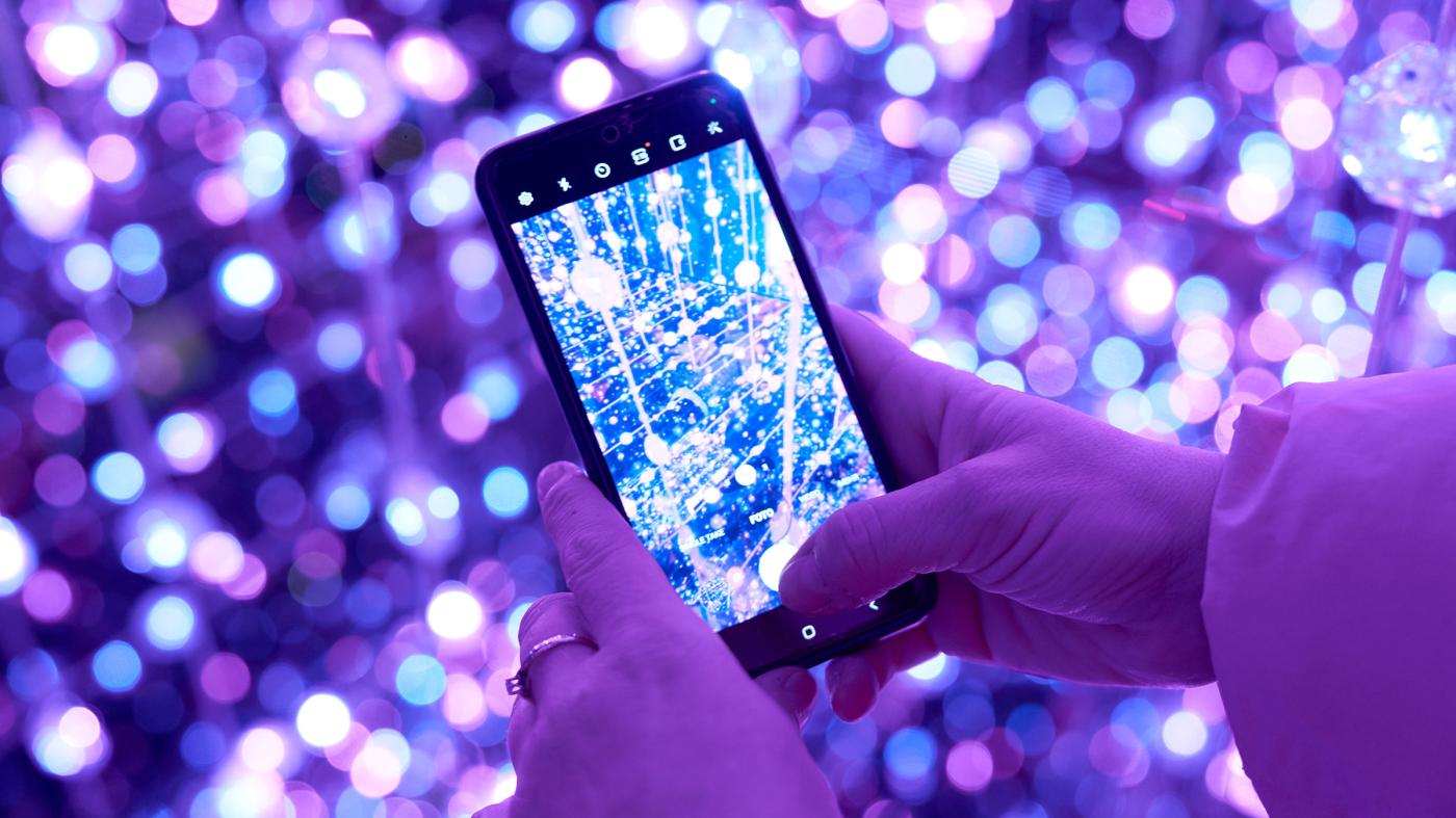 A Touch of Lucy: Konzeption und Realisation der begehbaren Installation