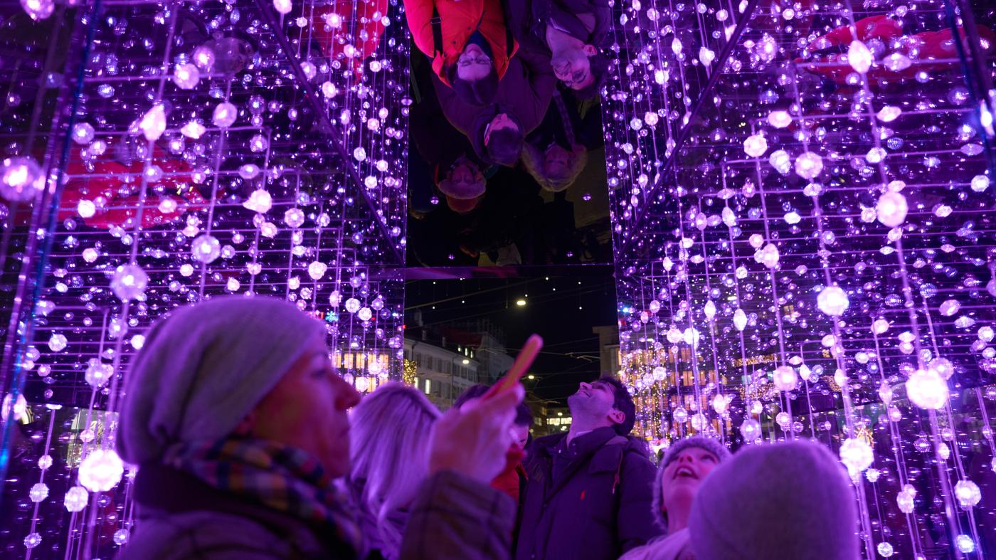 A Touch of Lucy: Konzeption und Realisation der begehbaren Installation