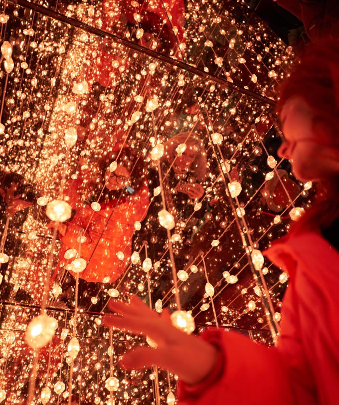 A Touch of Lucy: Konzeption und Realisation der begehbaren Installation